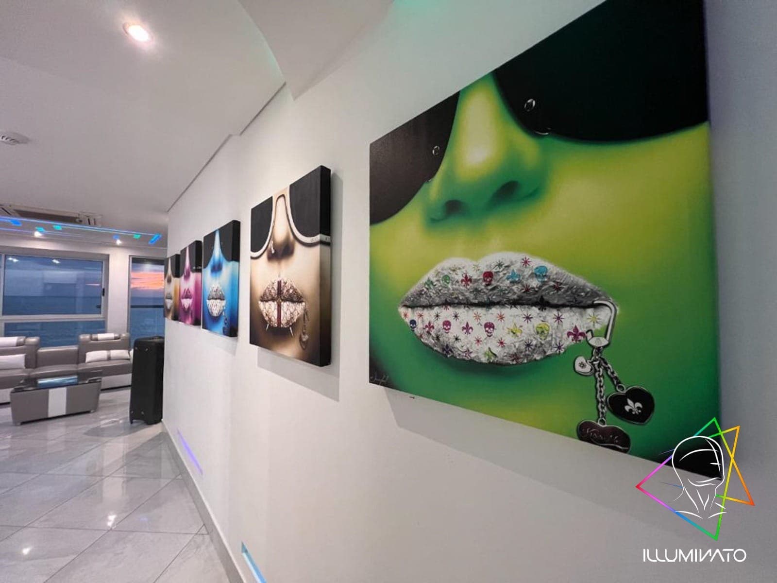 Pasillo del apartamento con cuadros de arte pop y el ventanal al fondo.