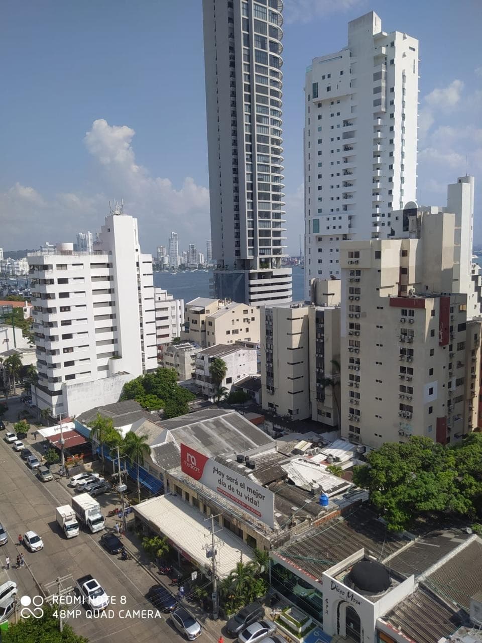 Vista desde el edificio hacia la avenida de Bocagrande y las torres, con la bahía al fondo.