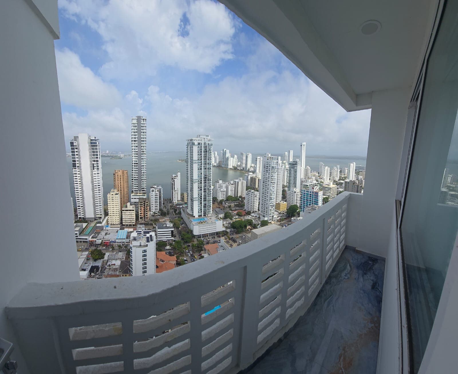 Balcón del apartamento con vista a las torres de Bocagrande y la bahía.