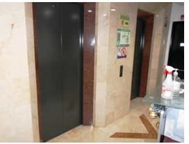 Hall de ascensores del edificio, enchapado en mármol.