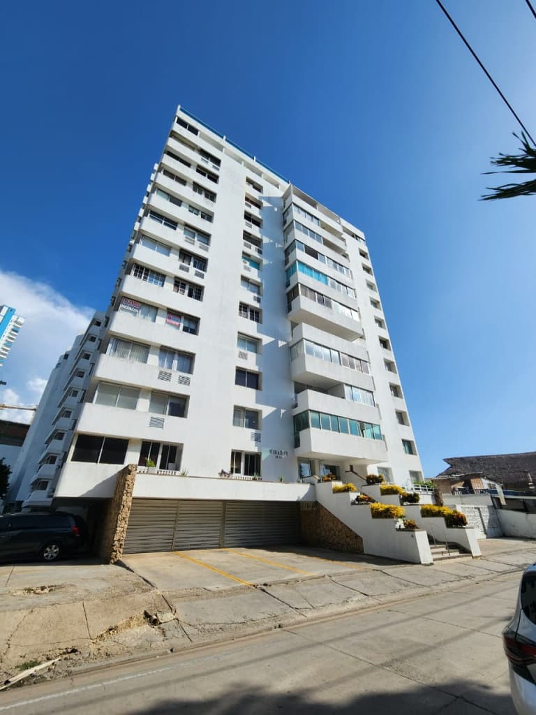 Fachada del edificio de apartamentos en El Laguito, vista desde la calle.