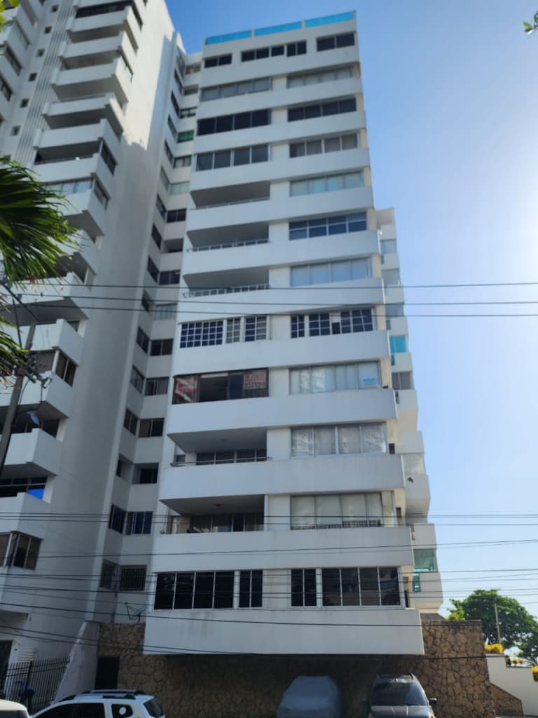 Torre del edificio vista desde abajo, con las ventanas de los apartamentos.