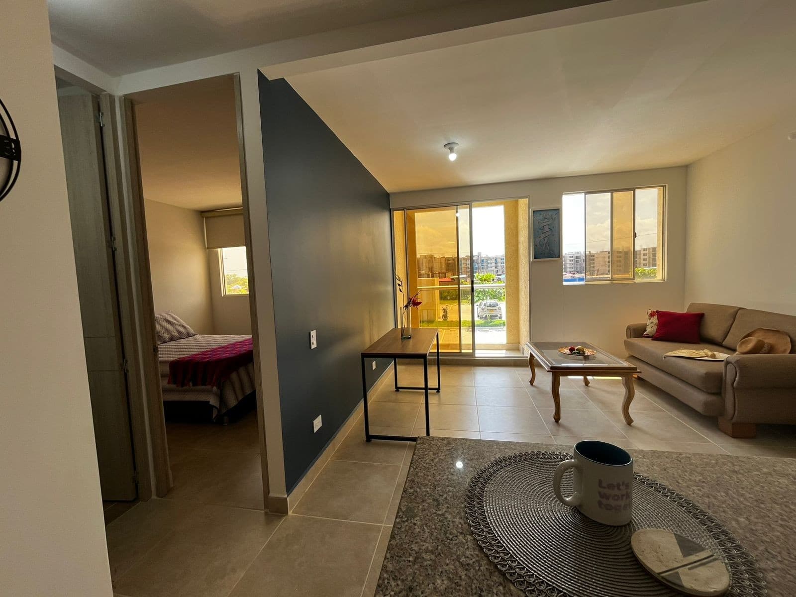 Zona social del apartamento con sala, comedor y la alcoba al fondo.
