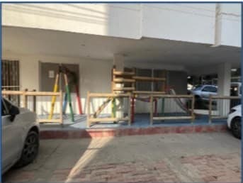 Zona de parqueo cubierta en el primer piso del edificio.