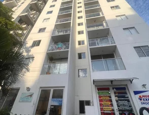 Torre del edificio vista desde la calle, con locales comerciales en el primer piso.