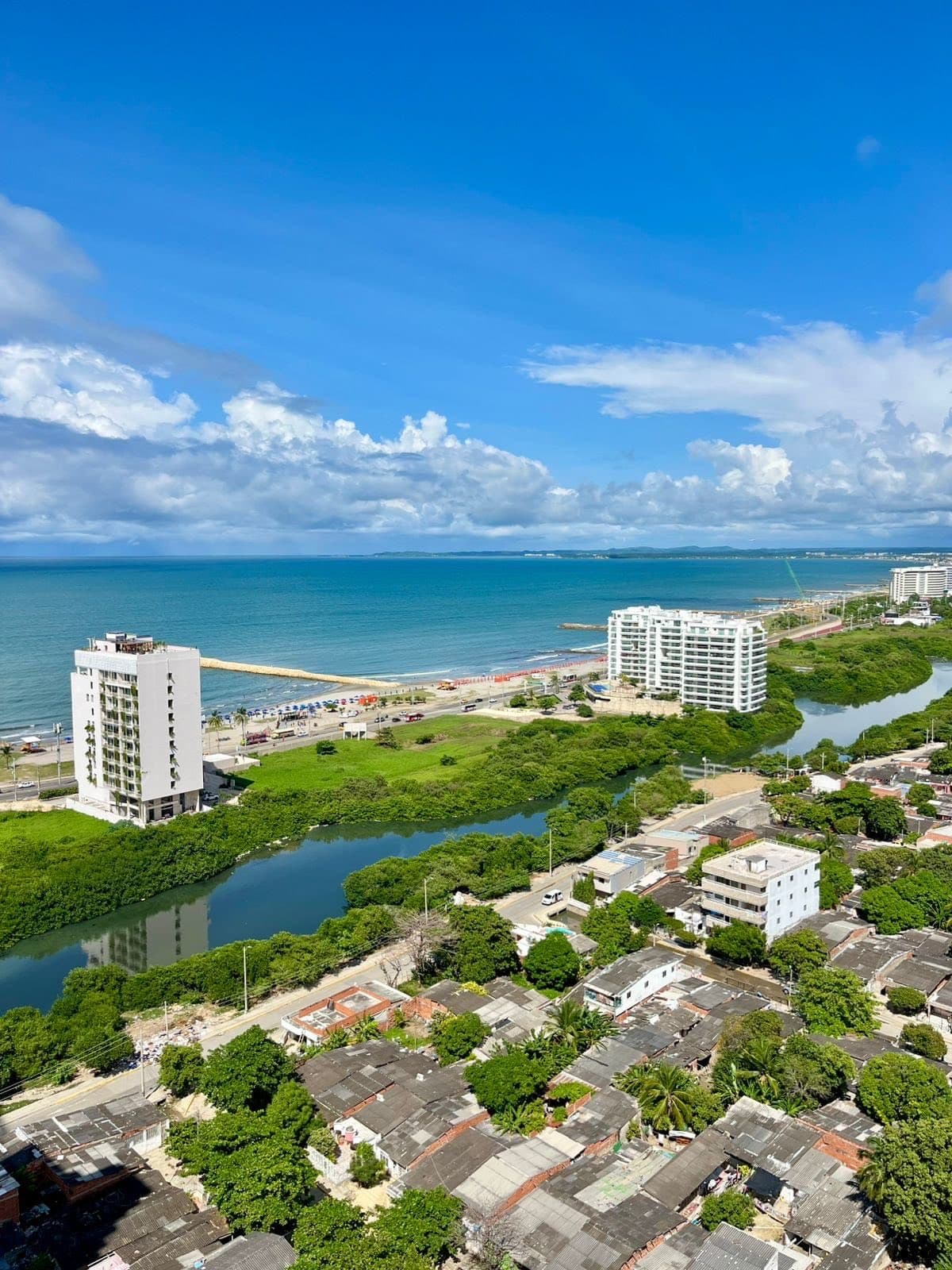 Vista desde el apartamento hacia la ciénaga, el barrio y el mar.
